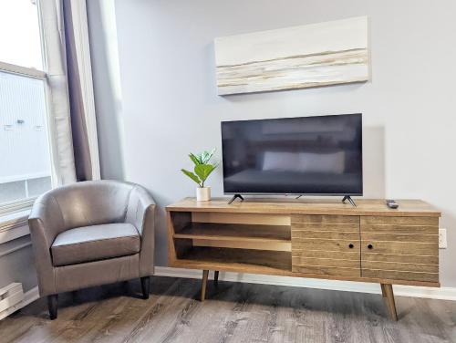 TV a/nebo společenská místnost v ubytování Tanner Building