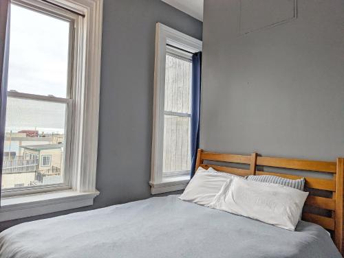 Postel nebo postele na pokoji v ubytování Tanner Building