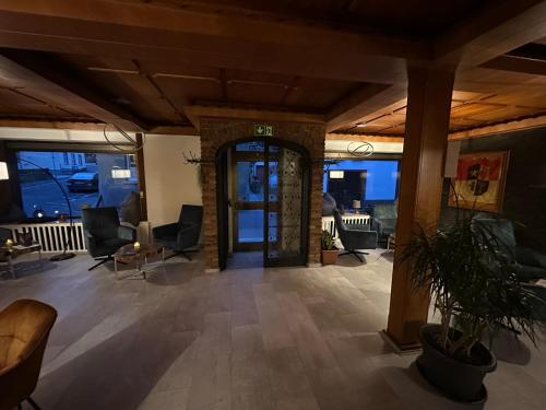eine Lobby mit einer Tür, Stühlen und einem Tisch in der Unterkunft Mike‘s Mosel Lodge in Treis-Karden