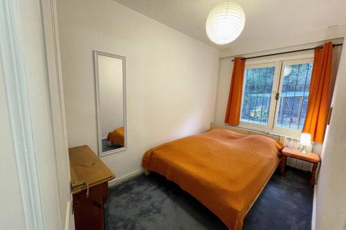 a small bedroom with a bed and a mirror at Idyllische Ferienwohnung zwischen Meer und See in Punta del Este