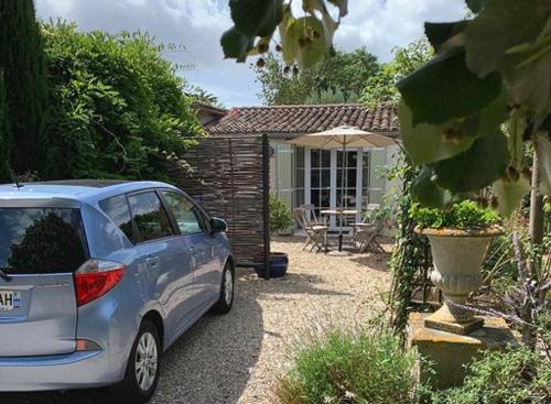 un coche aparcado en la entrada de una casa en Gîte tout confort (SPA, Sauna, piscine chauffée), en Saint-Vivien