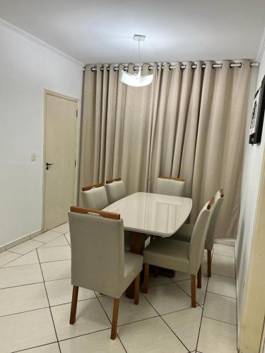 Χώρος καθιστικού στο APARTAMENTO AMPLO COMPLETO (SUITE/QUARTO)