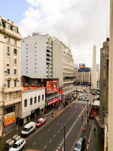 vistas a una calle de la ciudad con coches y edificios en Lindo Apartamento a una cuadra del obelisco en Buenos Aires