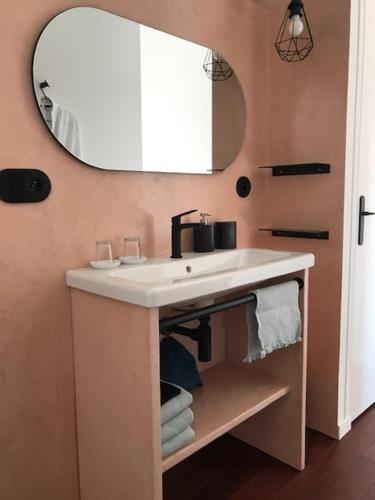 y baño con lavabo y espejo. en La Maison 1440, en LʼIsle-sur-la-Sorgue