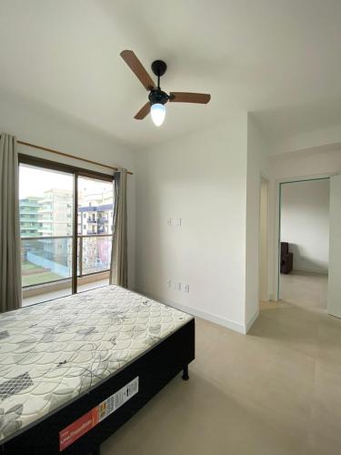 um quarto com uma cama e um ventilador de teto em Le Coin - MDJ em Cabo Frio