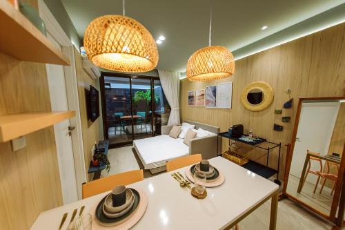 Habitación pequeña con cama, mesa y sillas en Apartamento Beira Mar com Jacuzzi, en João Pessoa