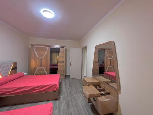 una camera con letto a castello e specchio di 2BD Apartment In New Alamein City شقة فندقية مدينة العلمين الجديدة a El Alamein