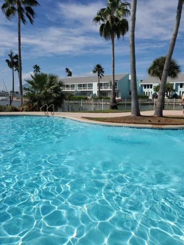 Πισίνα στο ή κοντά στο Rockport Waterfront Condo on Key Allegro Island