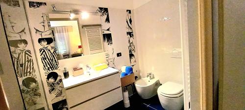 ルッカにあるFinca del Solのバスルーム(洗面台、トイレ付)