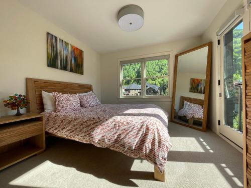 een slaapkamer met een bed en een groot raam bij Box Canyon View in Telluride