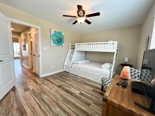 Katil atau katil-katil dalam bilik di Rockport Waterfront Condo with a View