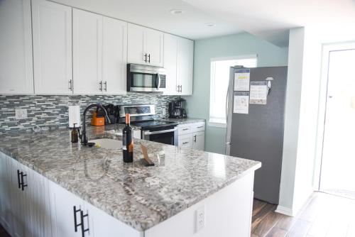 Dapur atau dapur kecil di Rockport Waterfront Condo with a View