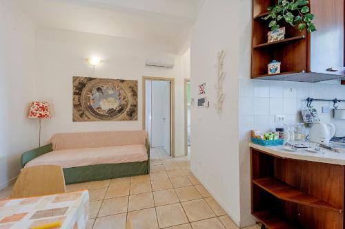 a small room with a bed and a kitchen at Il Gattino di Sanremo - Trilocale centro e stazione del treno in Sanremo