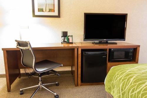 Televisyen dan/atau pusat hiburan di Comfort Inn & Suites Charleston Airport Convention Center