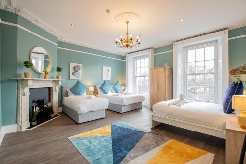 um quarto com 2 camas e uma lareira em The Yellow Door by Shortstays em Dublin