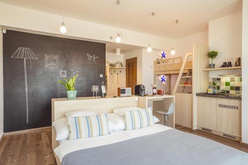 1 dormitorio con cama y pizarra en la pared en Natura Hill Panzió & Slow Food Fine Bistro en Zebegény