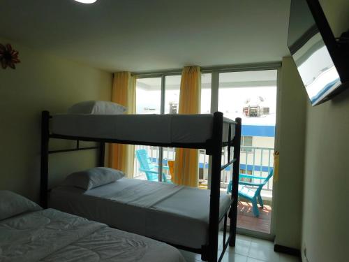 2 Etagenbetten in einem Zimmer mit Balkon in der Unterkunft Excalibur By DANP in Santa Marta