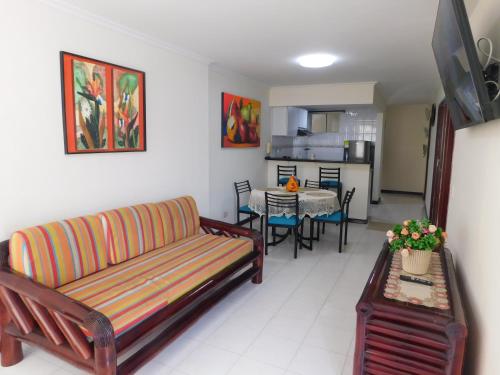 ein Wohnzimmer mit einem Sofa und einem Tisch in der Unterkunft Excalibur By DANP in Santa Marta