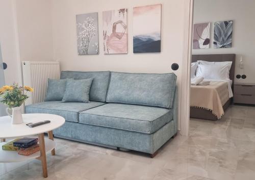 uma sala de estar com um sofá azul e uma cama em Dream Home Veria em Veria