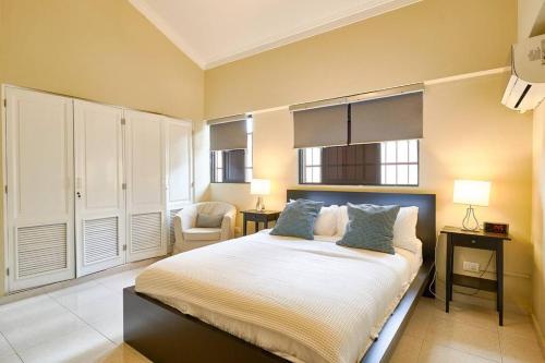 Postel nebo postele na pokoji v ubytování Classy Harmony Penthouse Close to Acropolis Center