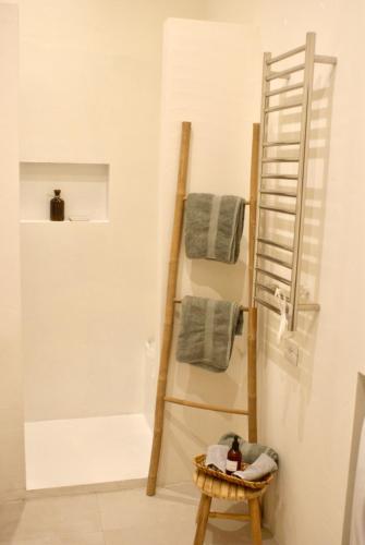 Bilik mandi di Fra Cielo e Mare Boutique Rooms