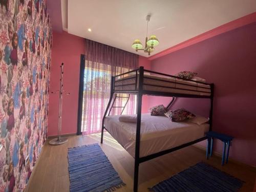 Postel nebo postele na pokoji v ubytování Plage des Nations beautifully decorated apartment with a swimming pool view