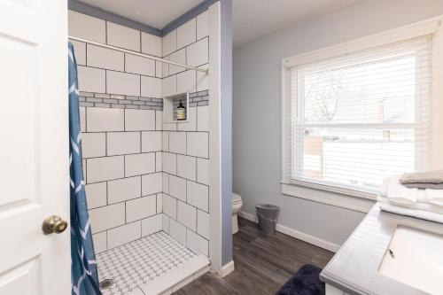 uma casa de banho com um chuveiro e um WC. em 5 Bedroom 3200 Square Foot House for Downtown Travelers em Indianápolis