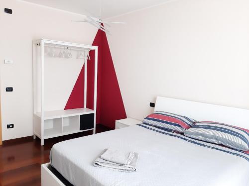 een slaapkamer met een wit bed en een spiegel bij Tukasa in Cittadella