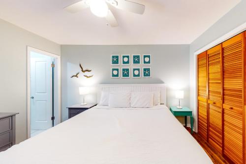 une chambre blanche avec un grand lit et deux lampes dans l'établissement Gulf Highlands 164 W Leslie Ln, à Panama City Beach