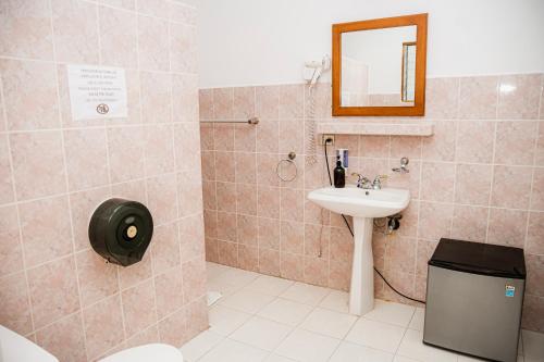 a bathroom with a sink and a mirror at Hotel Luz de Luna in San José