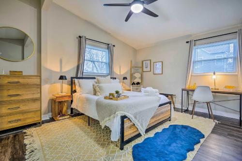 una camera da letto con un letto e un ventilatore a soffitto di German Village Getaway with Grill 4 Mi to OSU! a Columbus