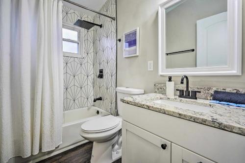 bagno bianco con servizi igienici e lavandino di German Village Getaway with Grill 4 Mi to OSU! a Columbus