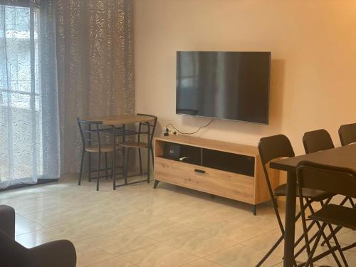 Emiliya Mにあるテレビまたはエンターテインメントセンター