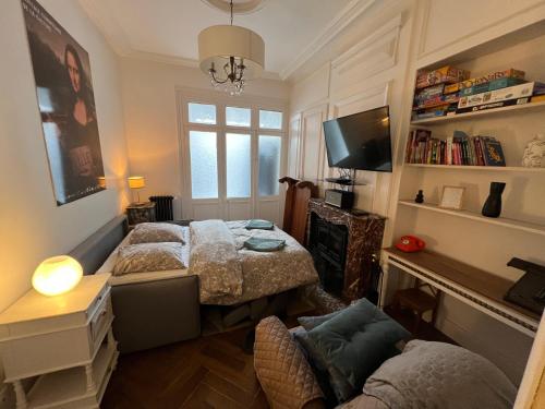 La petite place de la Porte d'Arras في ليل: غرفة معيشة بها سريرين وأريكة