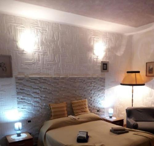 um quarto com uma cama e uma parede de tijolos em La Casa di Edo em Goito