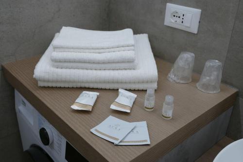 - une pile de serviettes sur un comptoir dans la salle de bains dans l'établissement La pigna, à Chiavenna