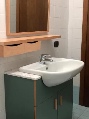 a bathroom with a sink and a mirror at Il Gelsomino; appartamento ampio e luminoso in Santarcangelo di Romagna