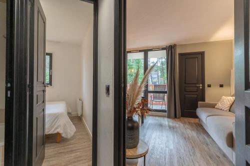ein Wohnzimmer mit einem Sofa und einem Tisch in der Unterkunft MC Tourisme - Splendide & cosy appartement avec piscine, tennis & parking in Le Touquet-Paris-Plage