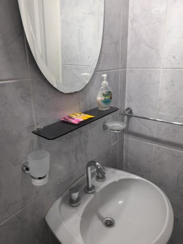 La salle de bains est pourvue d'un lavabo et d'un miroir. dans l'établissement Valentino Apart II, à Jesús María