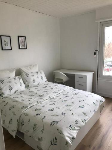 Tempat tidur dalam kamar di Appartement cosy - Reims