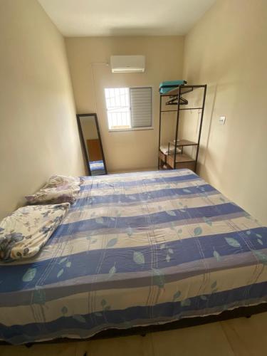 1 dormitorio con 1 cama con edredón azul en Apartamento Bela vista II en Guaratinguetá