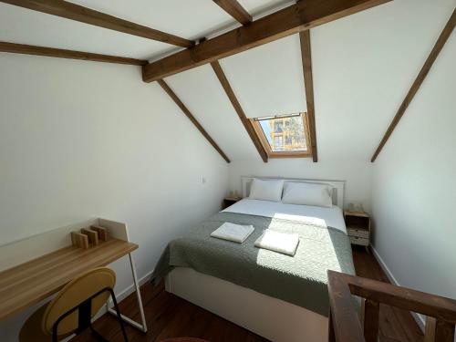 a small bedroom with a bed and a window at Estoril Tiny Home 5 Minutes From the Beach in Estoril