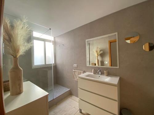 y baño con lavabo y espejo. en Jandia Beach Apartment en Morro del Jable