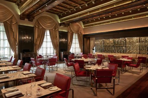 um restaurante com mesas e cadeiras e uma adega em The St. Regis Washington, D.C. em Washington