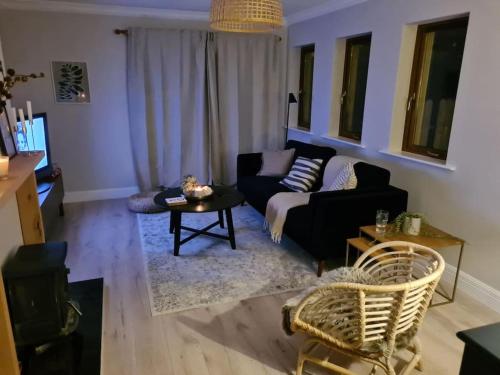 ein Wohnzimmer mit einem Sofa und einem Tisch in der Unterkunft Cosy family home in Strandhill in Sligo