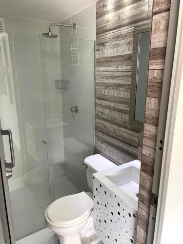 a bathroom with a toilet and a shower and a sink at Duplex con jacuzzi y terraza privada in Santa Fe de Antioquia