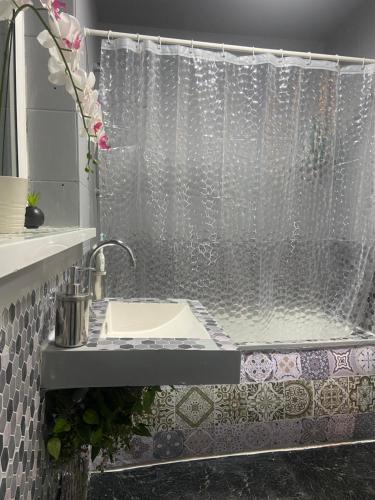 ein Bad mit einer Dusche und einem Waschbecken in der Unterkunft Da Giuseppe London in London