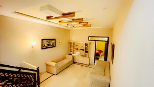 un soggiorno con divano e soffitto di Mirpur Villa a Pothi
