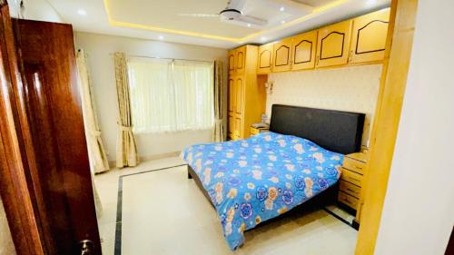 niewielka sypialnia z łóżkiem i oknem w obiekcie Mirpur Villa w mieście Pothi