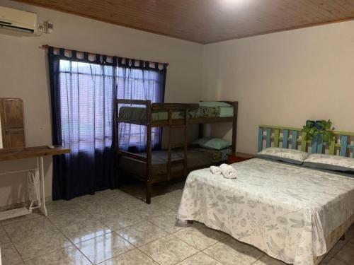 1 dormitorio con cama y ventana en Hospedaje Las Canelas en Wanda
